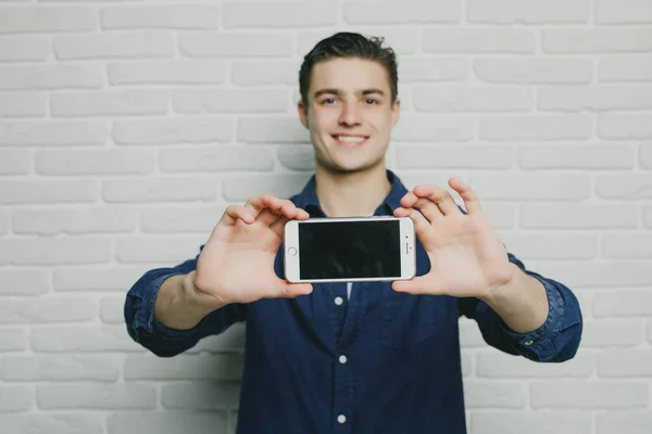 Hombre joven en ropa casual hacer selfie sobre un fondo de pared de ladrillo blanco —  Fotos de Stock