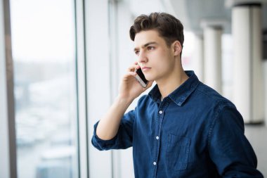 Telefonda konuşan adam.