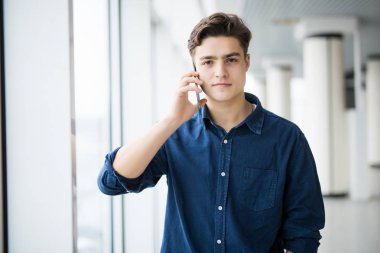 Telefonda konuşan adam.