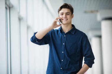 Telefonda konuşan adam.