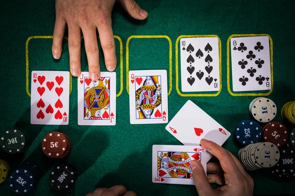 녹색 테이블에 카드 포커 개념입니다. 손 순위 카테고리: 로얄 플러시 — 스톡 사진