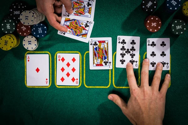 Póker fogalom kártyák a zöld asztalnál. Kéz rangsor Kategóriák: Flush — Stock Fotó