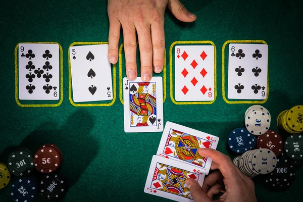 Conceito de poker com cartas na mesa verde. Categorias de classificação manual: Três de um tipo — Fotografia de Stock
