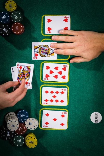 Póker fogalom kártyák a zöld asztalnál. Kéz rangsor Kategóriák: egy pár — Stock Fotó