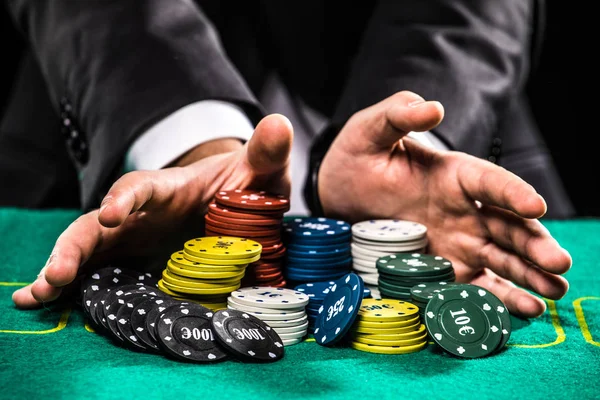 Close up de jogador de poker com fichas na mesa de casino verde — Fotografia de Stock