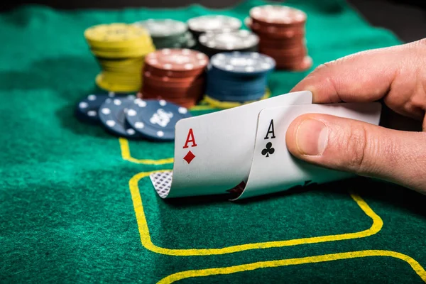 Póker játékos két ász kártya és a chip zöld kaszinó asztal közelről — Stock Fotó