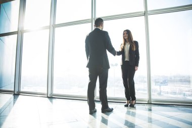 office arka plan üzerinde el sıkışan iş adamları