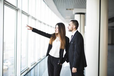 Yeni ofis planlama iş adamları