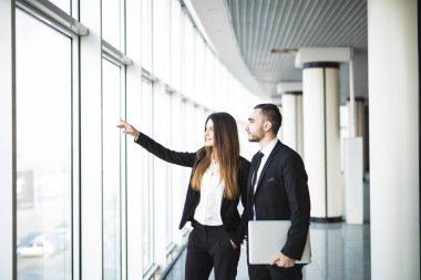 Yeni ofis planlama iş adamları