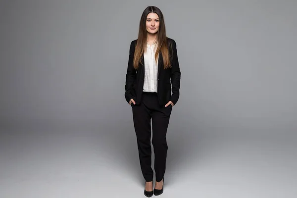 Bela mulher de moda em terno de negócios cinza escuro — Fotografia de Stock