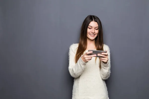 Neşeli genç kadın cep telefonunda söz — Stok fotoğraf