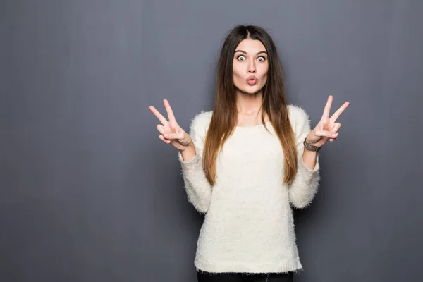 Bella giovane donna che mostra il segno della vittoria della pace — Foto Stock