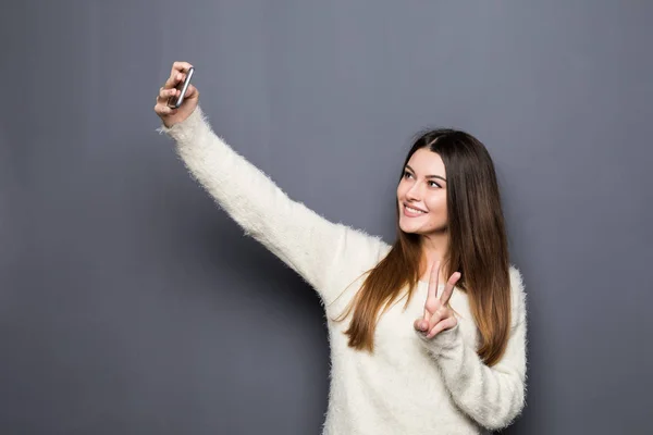 Vrolijke jonge vrouw praten op mobiele telefoon — Stockfoto