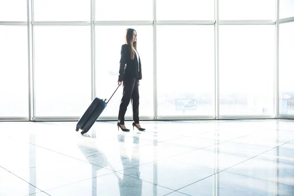 Geschäftsfrau mit Gepäcktasche läuft auf Flughafen — Stockfoto
