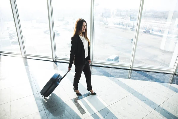 Επιχειρήσεων γυναίκα με σάκο αποσκευών, περπάτημα στο αεροδρόμιο — Φωτογραφία Αρχείου