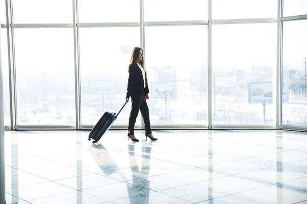 Mulher de negócios em viagem de negócios no terminal do aeroporto — Fotografia de Stock