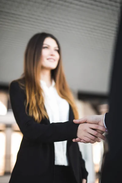 Веселі бізнесмени, або бізнес-леді і клієнт рукостискання — стокове фото