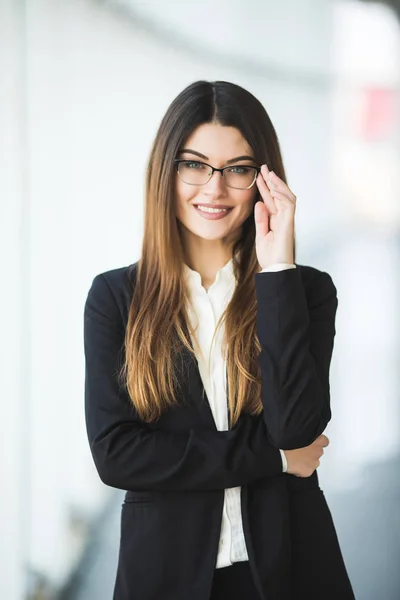 Mujer de negocios moderna en la oficina — Foto de Stock