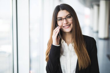 Cep telefonu ofiste olan kadın