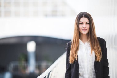 Genç bir iş kadınının portresi