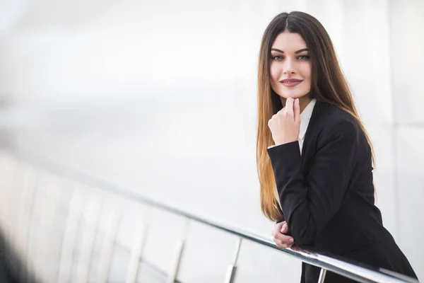 Jonge zakenvrouw op kantoor balkon — Stockfoto