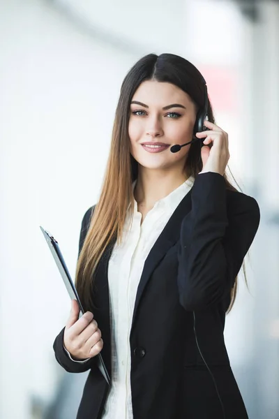 Retrato de feliz sonriente operador de teléfono de apoyo alegre en auriculares , — Foto de Stock