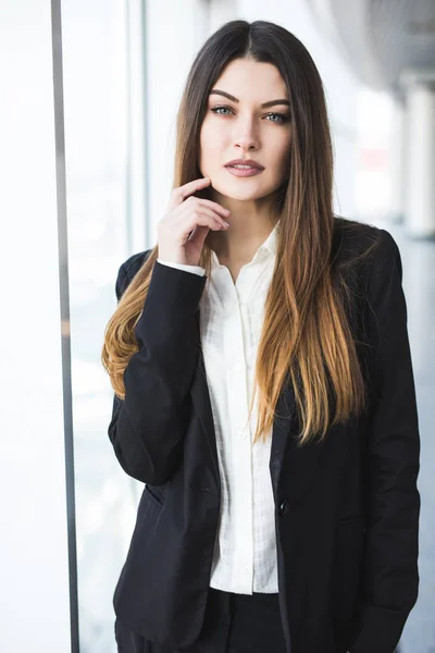 Mujer de negocios moderna en la oficina — Foto de Stock