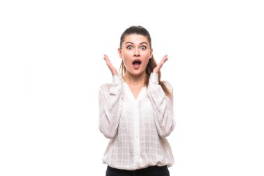 Şok genç kadın ağzını elleriyle kapsar