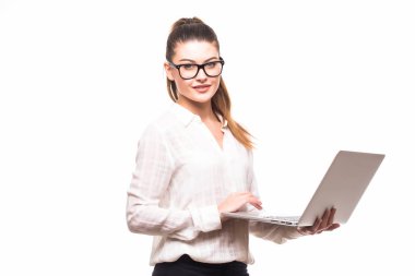 Bir dizüstü bilgisayar ile genç gülümseyen iş kadını.