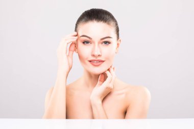 Güzel yüzlü güzel kız.