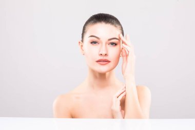 Güzel yüzlü güzel kız.