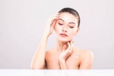 Güzel yüzlü güzel kız.