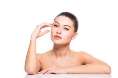 Güzellik Portresi. Onun yüzüne dokunmak güzel kadın. Mükemmel taze cilt. Beyaz arka plan üzerinde izole. Saf güzellik modeli.