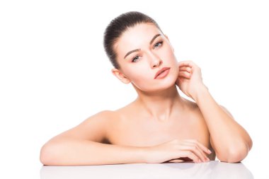 Güzellik Portresi. Onun yüzüne dokunmak güzel kadın. Mükemmel taze cilt. Beyaz arka plan üzerinde izole. Saf güzellik modeli.