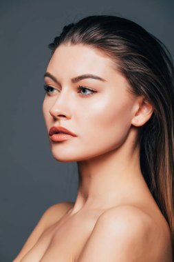 Yüz Güzellik kız deri gri arka plan üzerine kapatın. Kozmetik veya spa, healtcare kavramı.