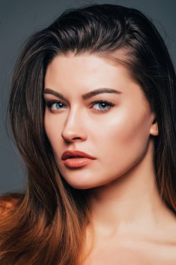 Yüz Güzellik kız güzellik cilt gri arka plan üzerinde ile kapatın. Kozmetik veya spa, healtcare kavramı.