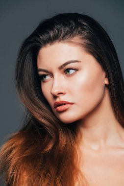 Yüz Güzellik kız güzellik cilt gri arka plan üzerinde ile kapatın. Kozmetik veya spa, healtcare kavramı.