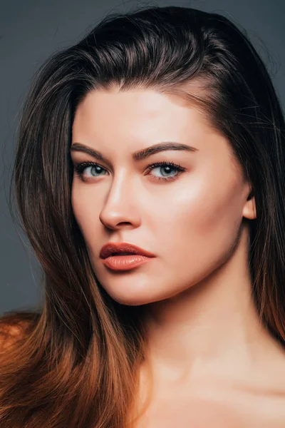 Yüz Güzellik kız güzellik cilt gri arka plan üzerinde ile kapatın. Kozmetik veya spa, healtcare kavramı.