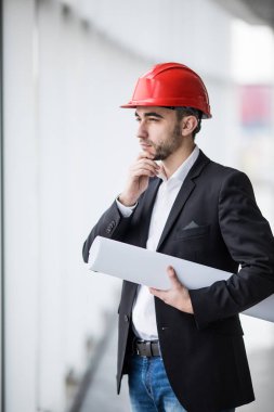 Sabit şapka düşünme planları ile binasında erkekte