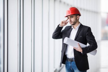 Sabit şapka düşünme planları ile binasında erkekte