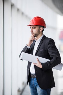 Sabit şapka düşünme planları ile binasında erkekte