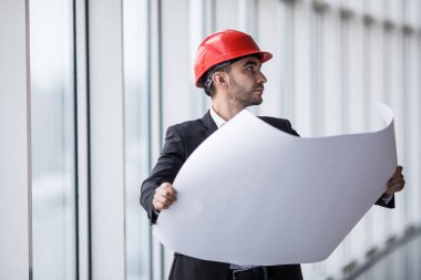 Bina, ciddi inşaat mühendisi şantiye belgeleriyle çalışma düzeni planı okuyan bir mimar Oluşturucu portresi.