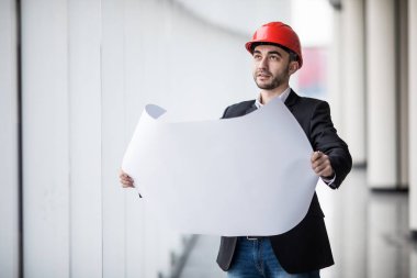 Bina, ciddi inşaat mühendisi şantiye belgeleriyle çalışma düzeni planı okuyan bir mimar Oluşturucu portresi.