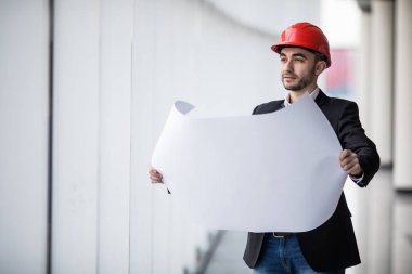 Bina, ciddi inşaat mühendisi şantiye belgeleriyle çalışma düzeni planı okuyan bir mimar Oluşturucu portresi.