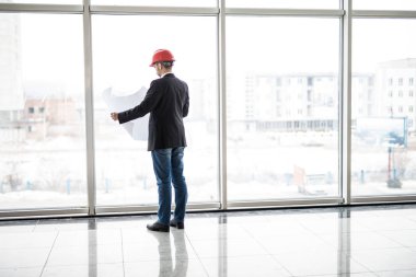 Oluşturucu mühendis aşınma güvenlik kask göz panoramik pencerelere yakın plan kağıt İnşaat