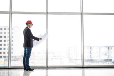 Oluşturucu mühendis aşınma güvenlik kask göz panoramik pencerelere yakın plan kağıt İnşaat