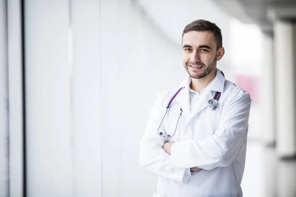 Портрет привлекательного молодого врача в холле клиники — стоковое фото