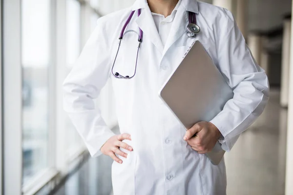 Zbliżenie: pracownika medycznego z laptopa — Zdjęcie stockowe
