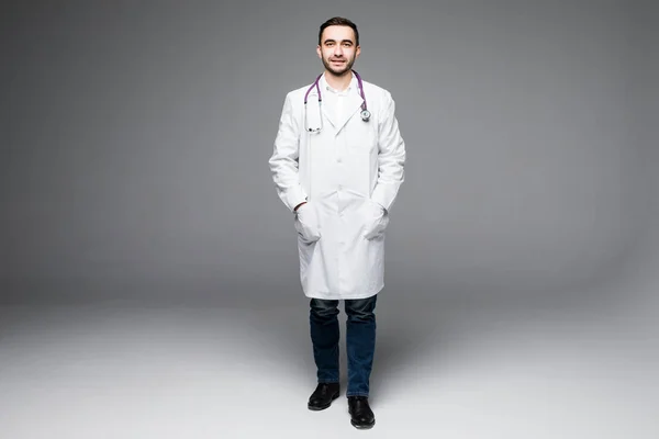 Teljes hossza fiatal orvos — Stock Fotó