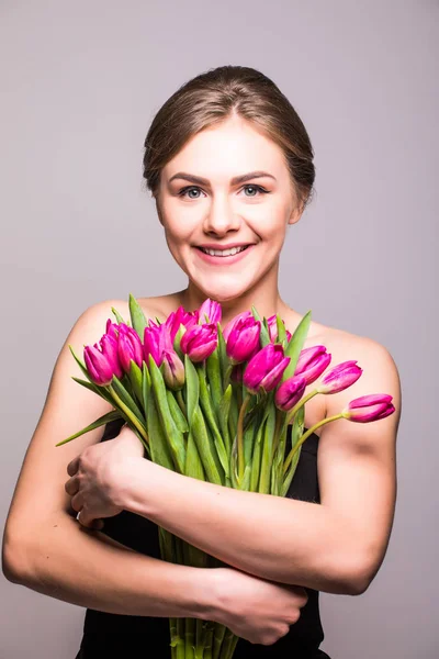 Portret van schoonheid meisje knuffelen tulpen — Stockfoto